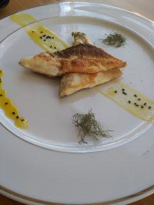 Lubina a la plancha con salsa de fruta de la pasión