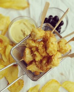 Brochetas de merluza con salsa tártara