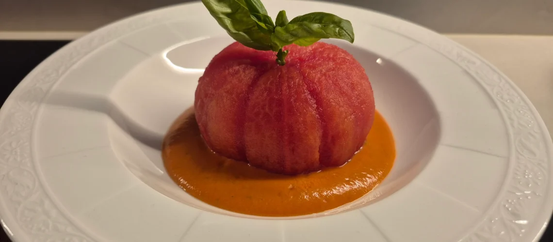Tomate relleno de mousse de ventresca