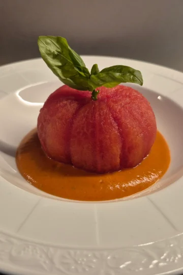 Tomate relleno de mousse de ventresca
