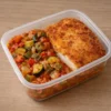 Milanesa de pollo con pisto casero en tupper — Delantales y Fogones Madrid